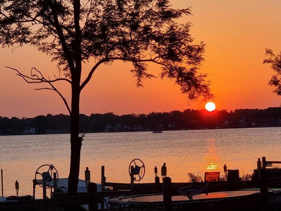 Charming And Happy Walled Lake Mi Cottage نوفي المظهر الخارجي الصورة